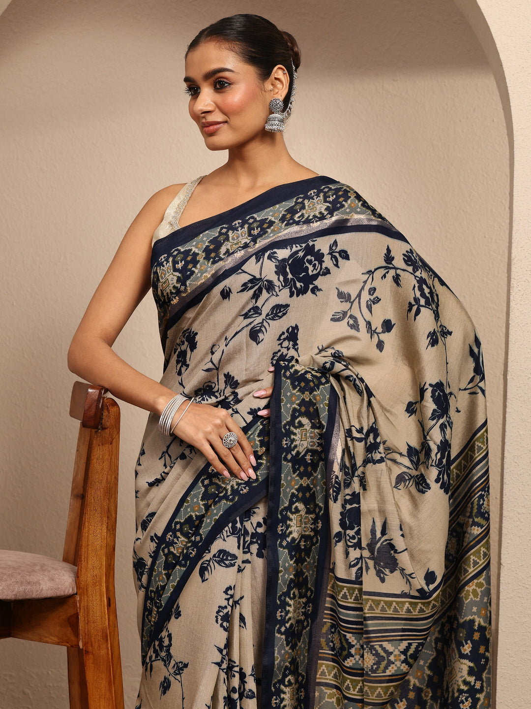 Beige Printed Silk Blend Saree With Unstitched Blouse Piece