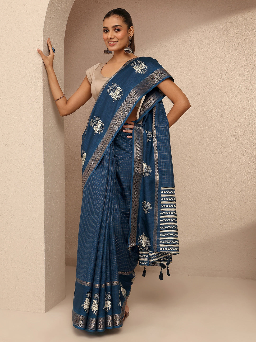 Blue Embellished Silk Blend Saree With Unstitched Blouse Piece