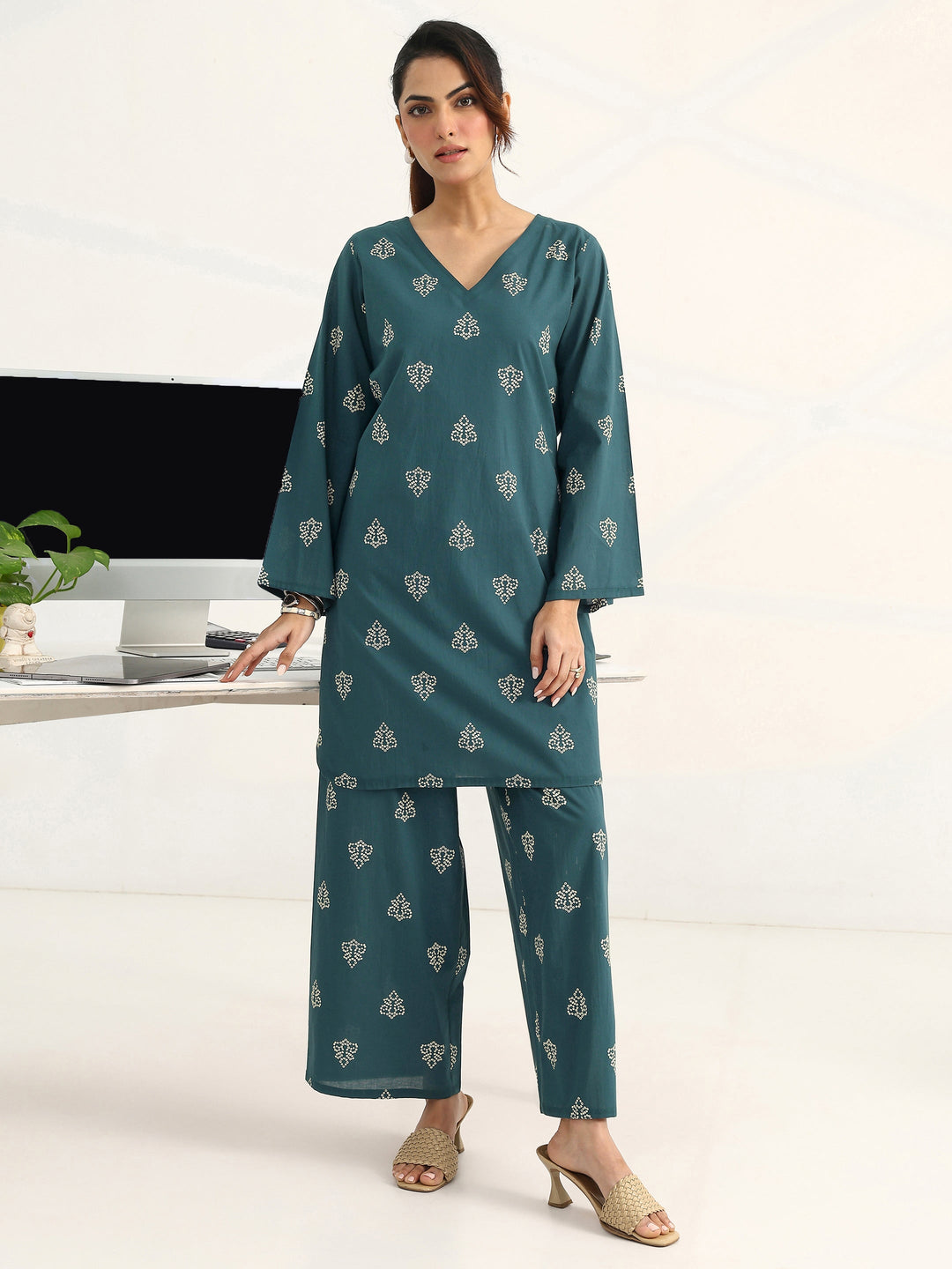Blue Bandhani Printed Cotton Blend Straight Kurta Set