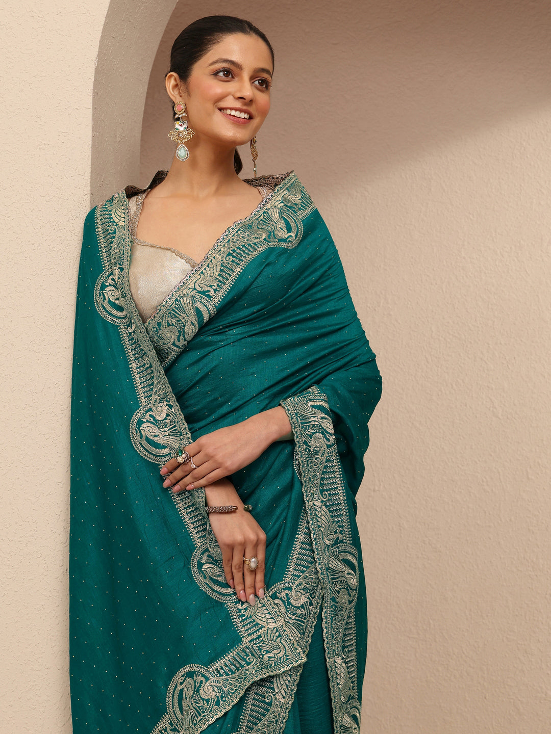 Green Embellished Silk Blend Saree With Unstitched Blouse Piece