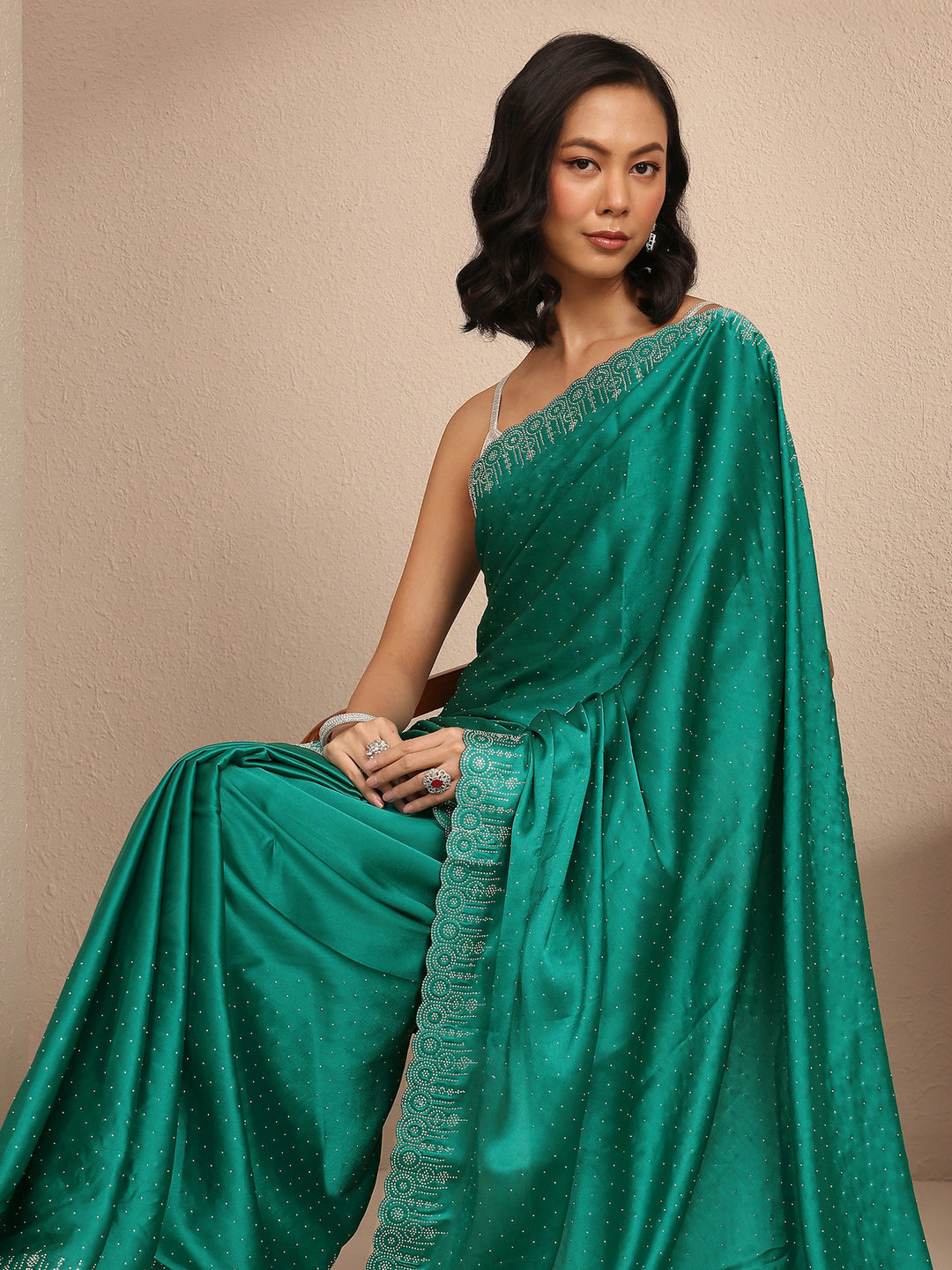 Green Embellished Silk Blend Saree With Unstitched Blouse Piece