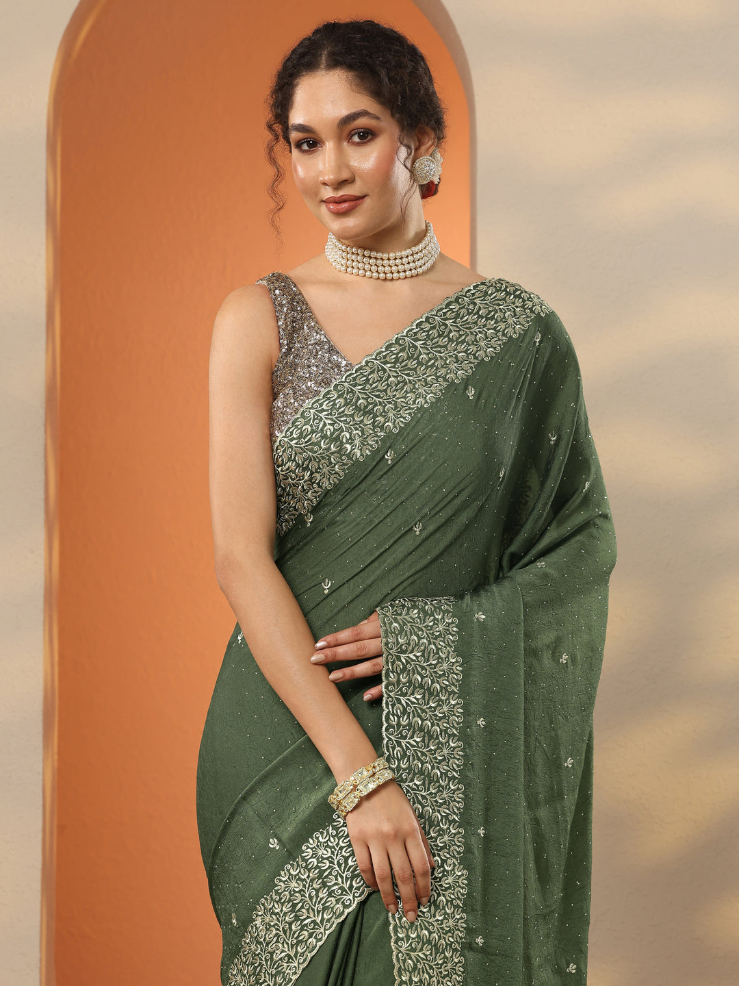 Green Embellished Silk Blend Saree With Unstitched Blouse Piece