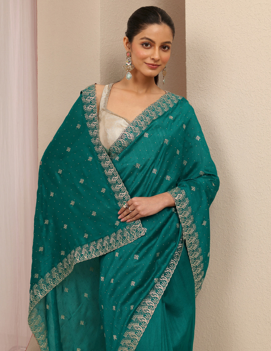 Green Embroidered Silk Blend Saree With Unstitched Blouse Piece