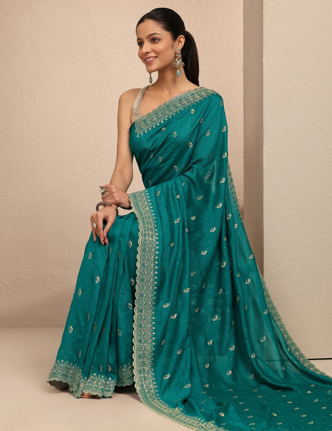 Green Paisley Embroidered Silk Blend Saree With Unstitched Blouse Piece