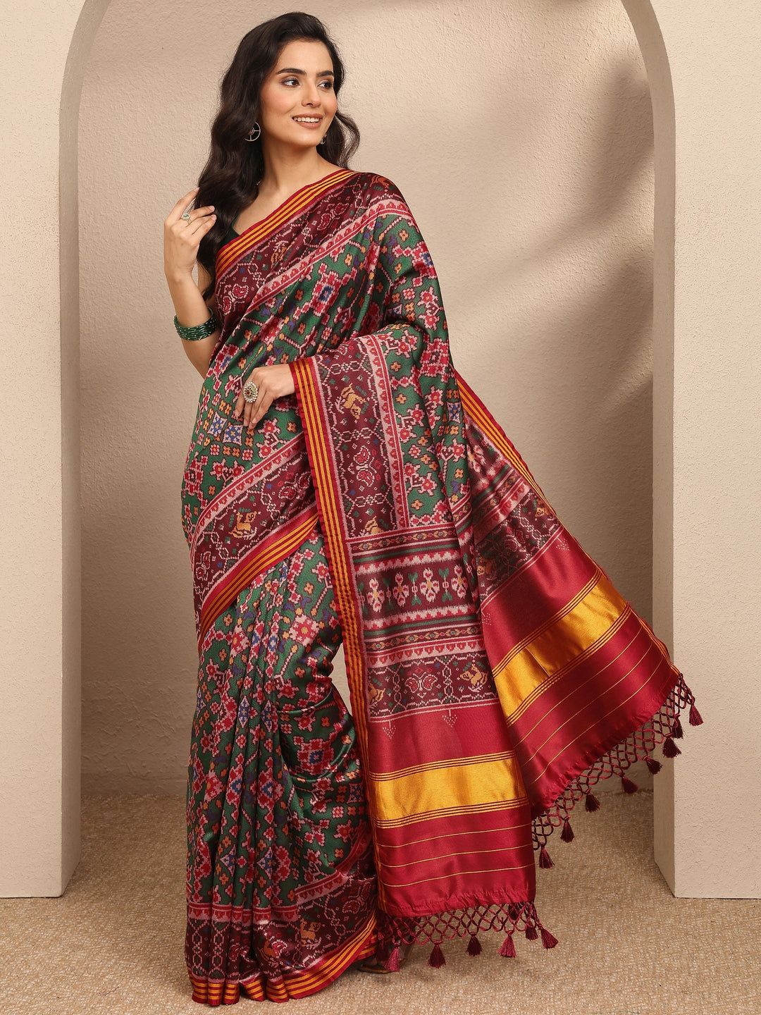 Green Ikkat Printed Silk Blend Saree With Unstitched Blouse Piece