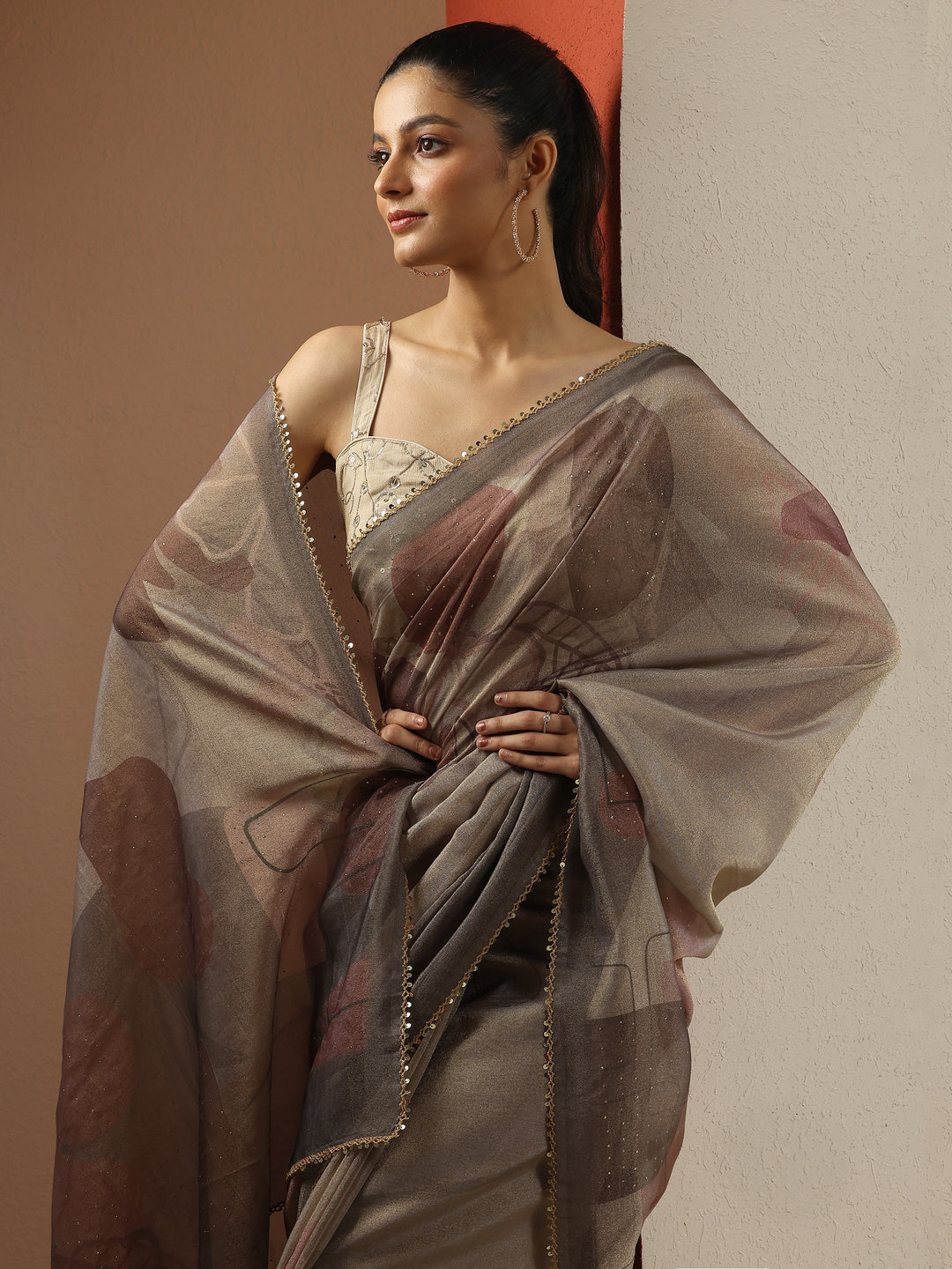 Grey Geometric Printed Silk Blend Saree With Unstitched Blouse Piece