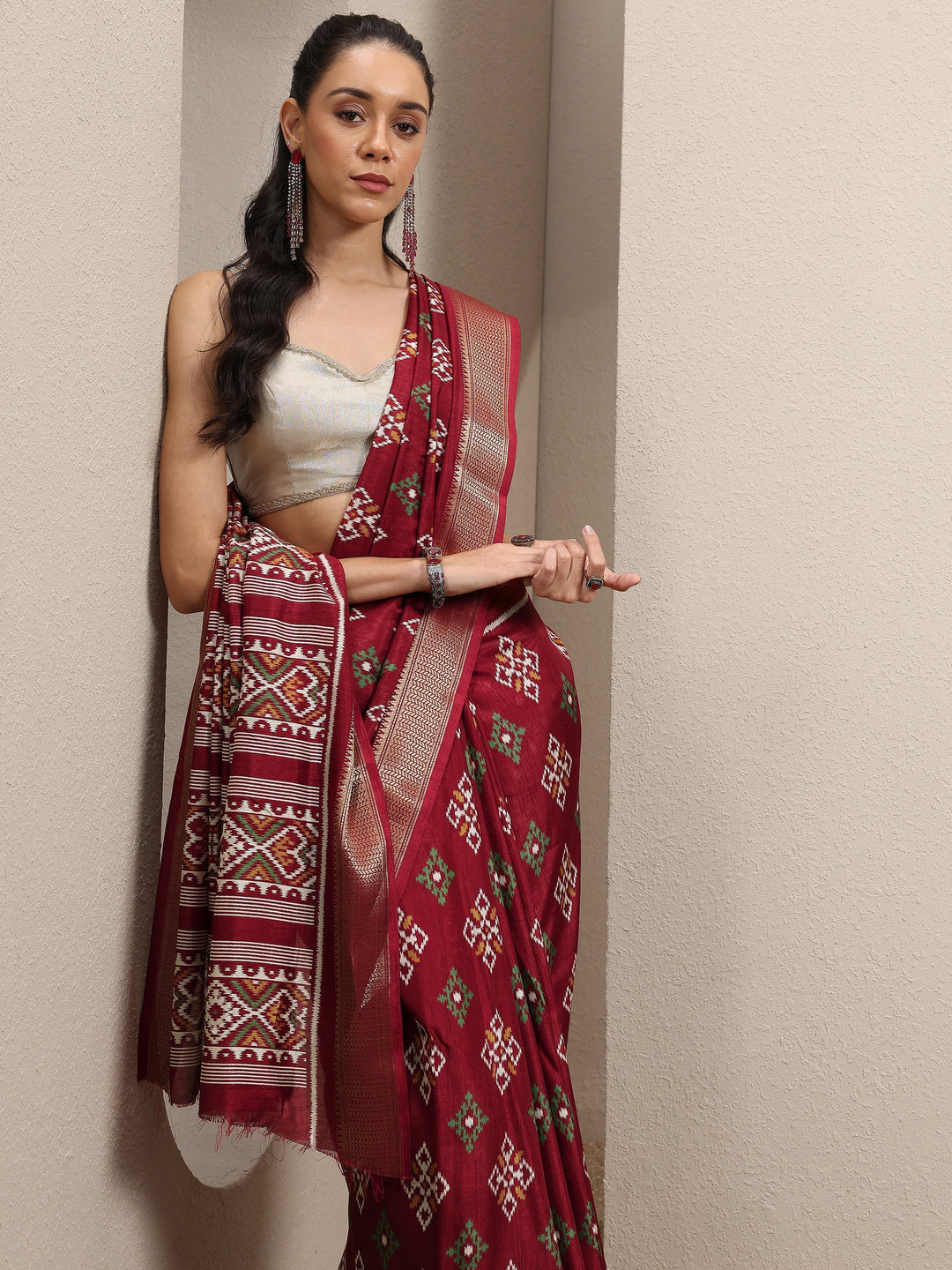 Maroon Printed Silk Blend Saree With Unstitched Blouse Piece