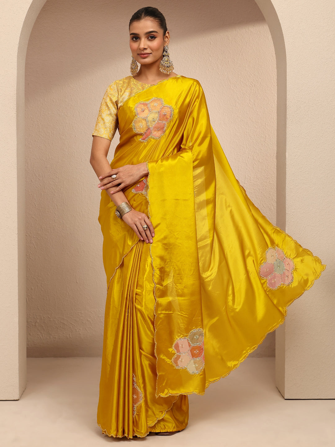 Mustard Geometric Embellished Silk Blend Saree With Unstitched Blouse Piece