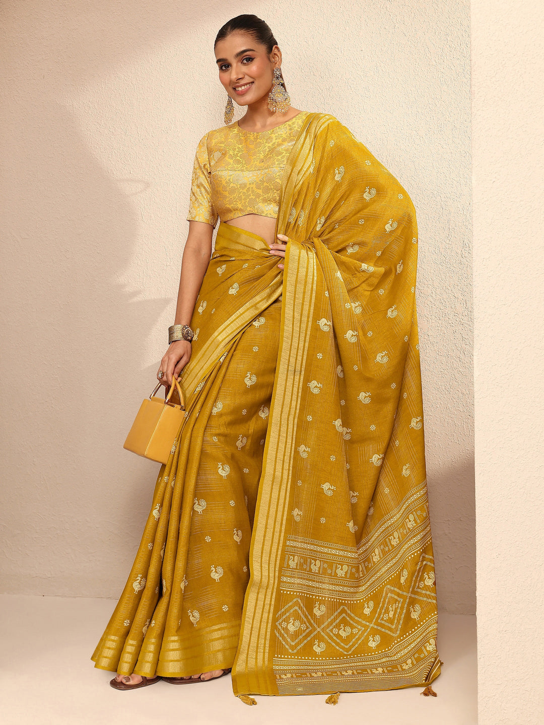 Mustard Printed Silk Blend Saree With Unstitched Blouse Piece