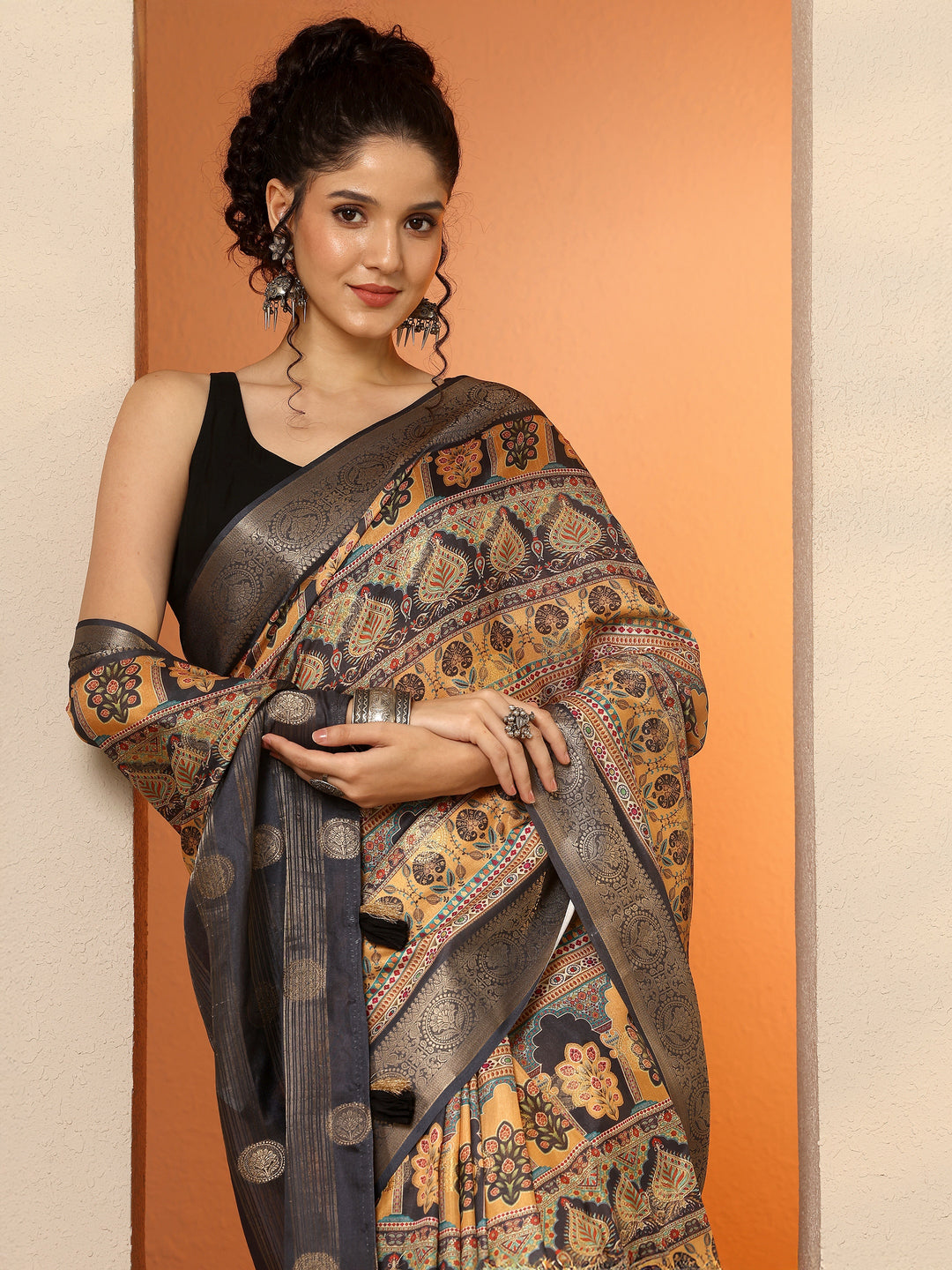 Mustard Printed Silk Blend Saree With Unstitched Blouse Piece