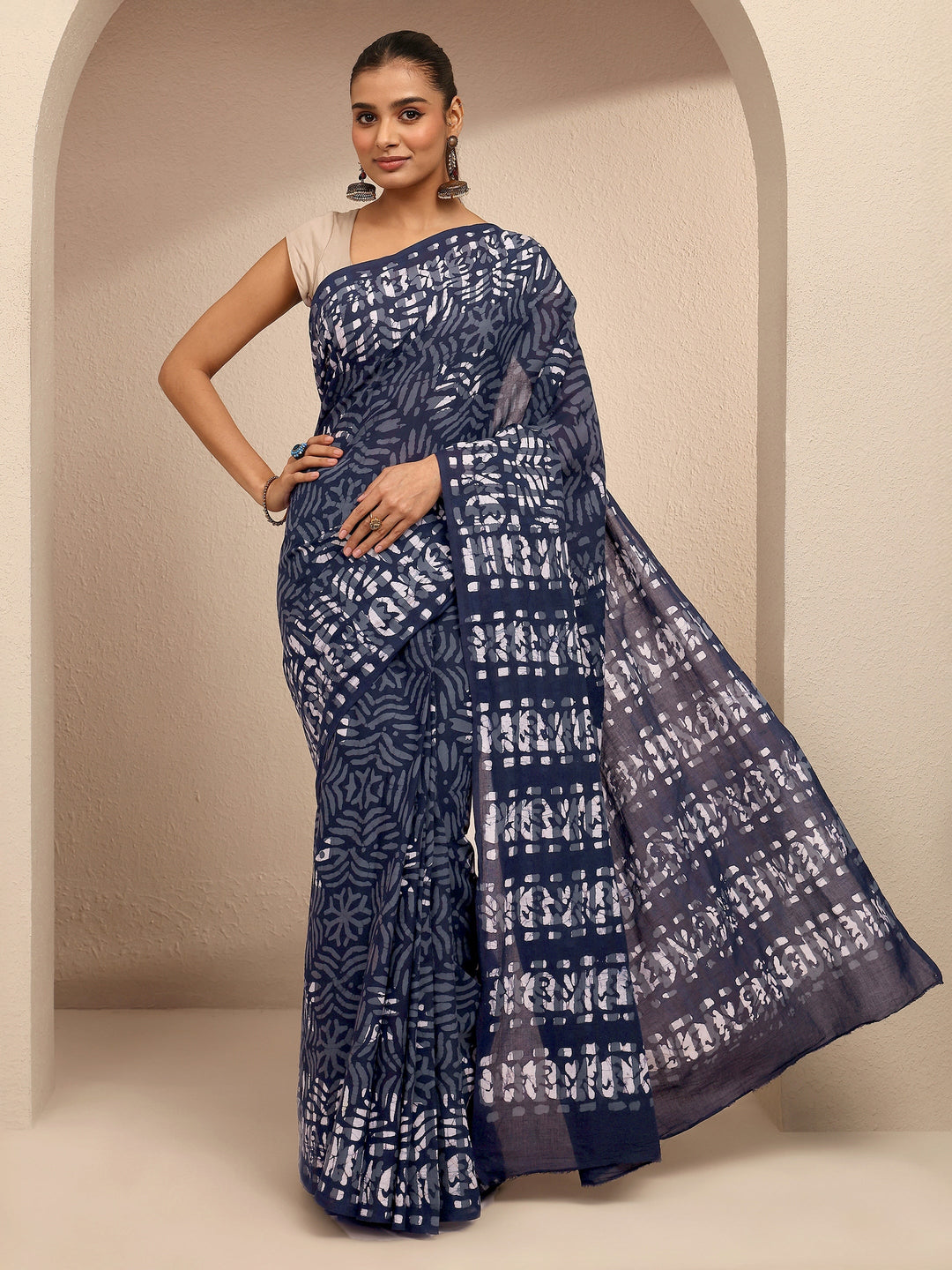 Navy Blue Solid Cotton Saree With Unstitched Blouse Piece