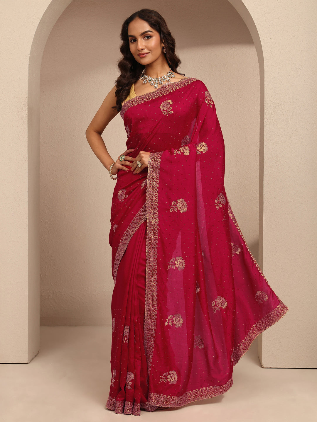 Red Embroidered Silk Blend Saree With Unstitched Blouse Piece