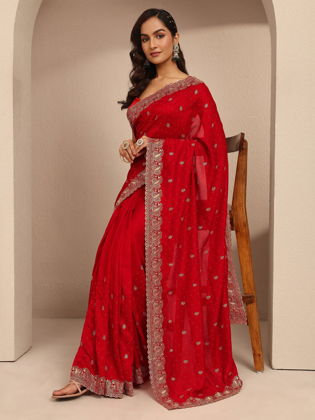 Red Embroidered Silk Blend Saree With Unstitched Blouse Piece