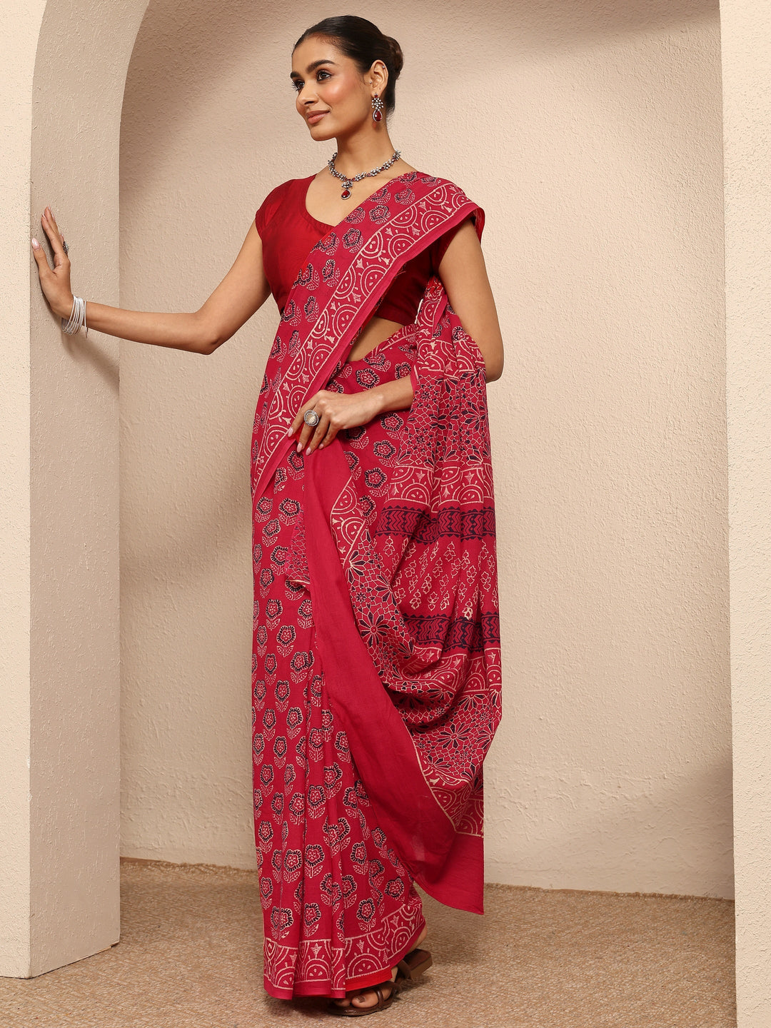 Red Printed Cotton Saree With Unstitched Blouse Piece