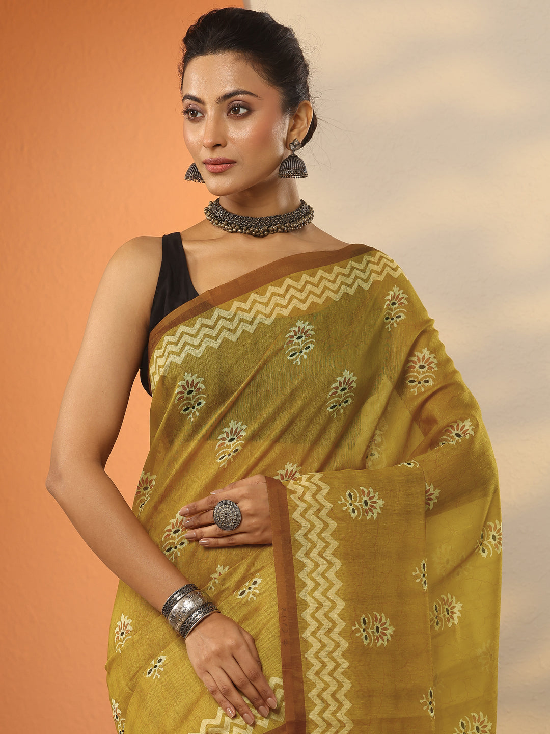 Mustard Printed Silk Blend Saree With Unstitched Blouse Piece