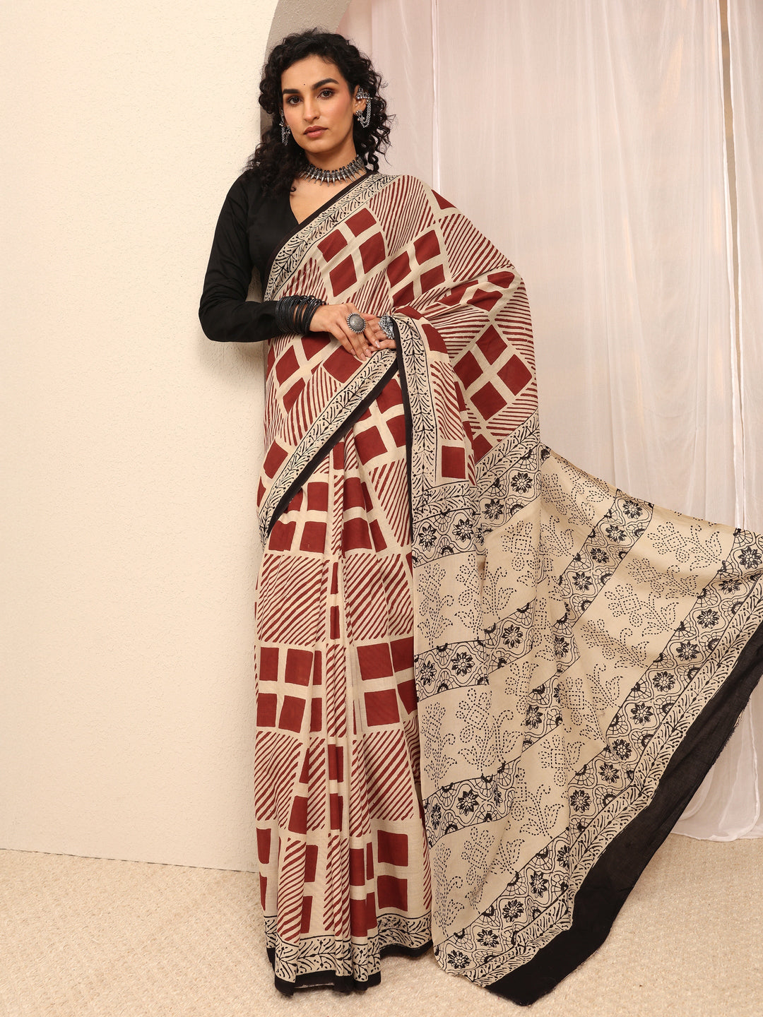 Beige Geometric Printed Cotton Blend Saree With Unstitched Blouse Piece