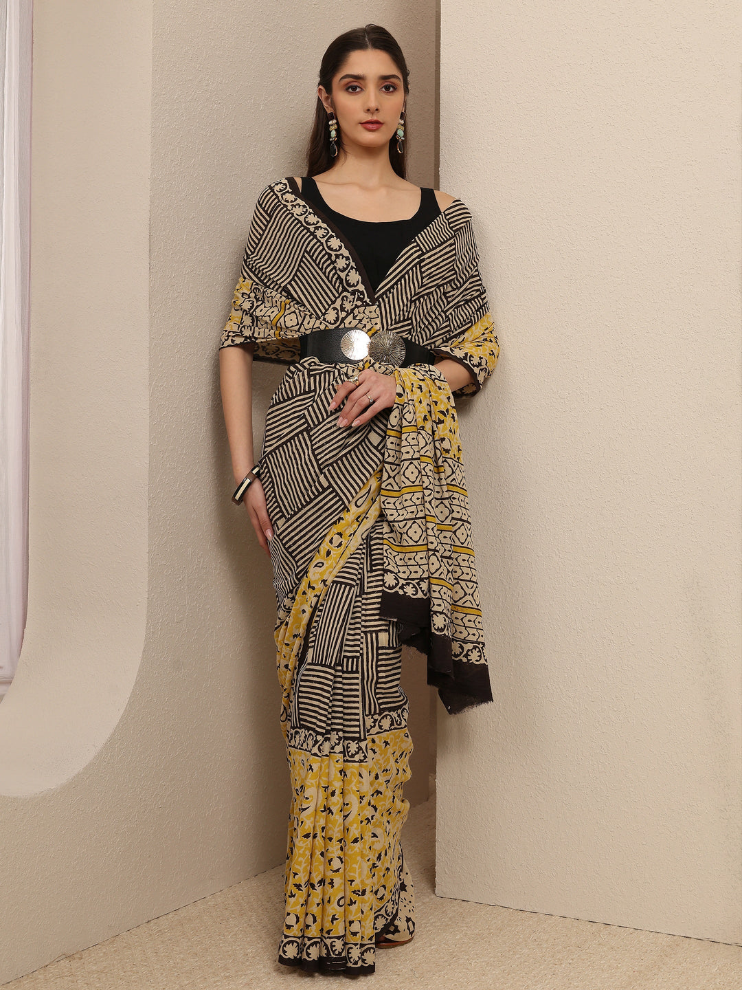 Black Geometric Printed Cotton Blend Saree With Unstitched Blouse Piece