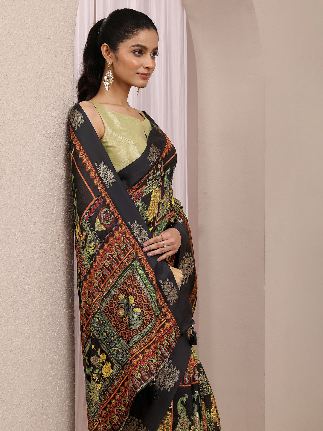Black Printed Silk Blend Saree With Unstitched Blouse Piece