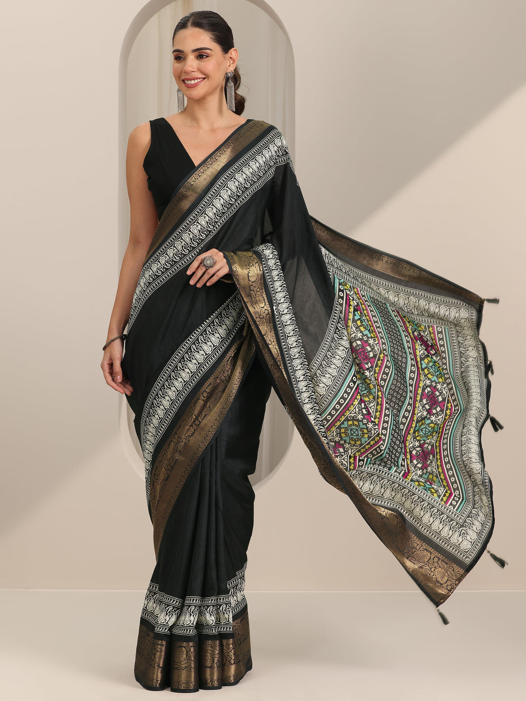Black Solid Silk Blend Saree With Unstitched Blouse Piece