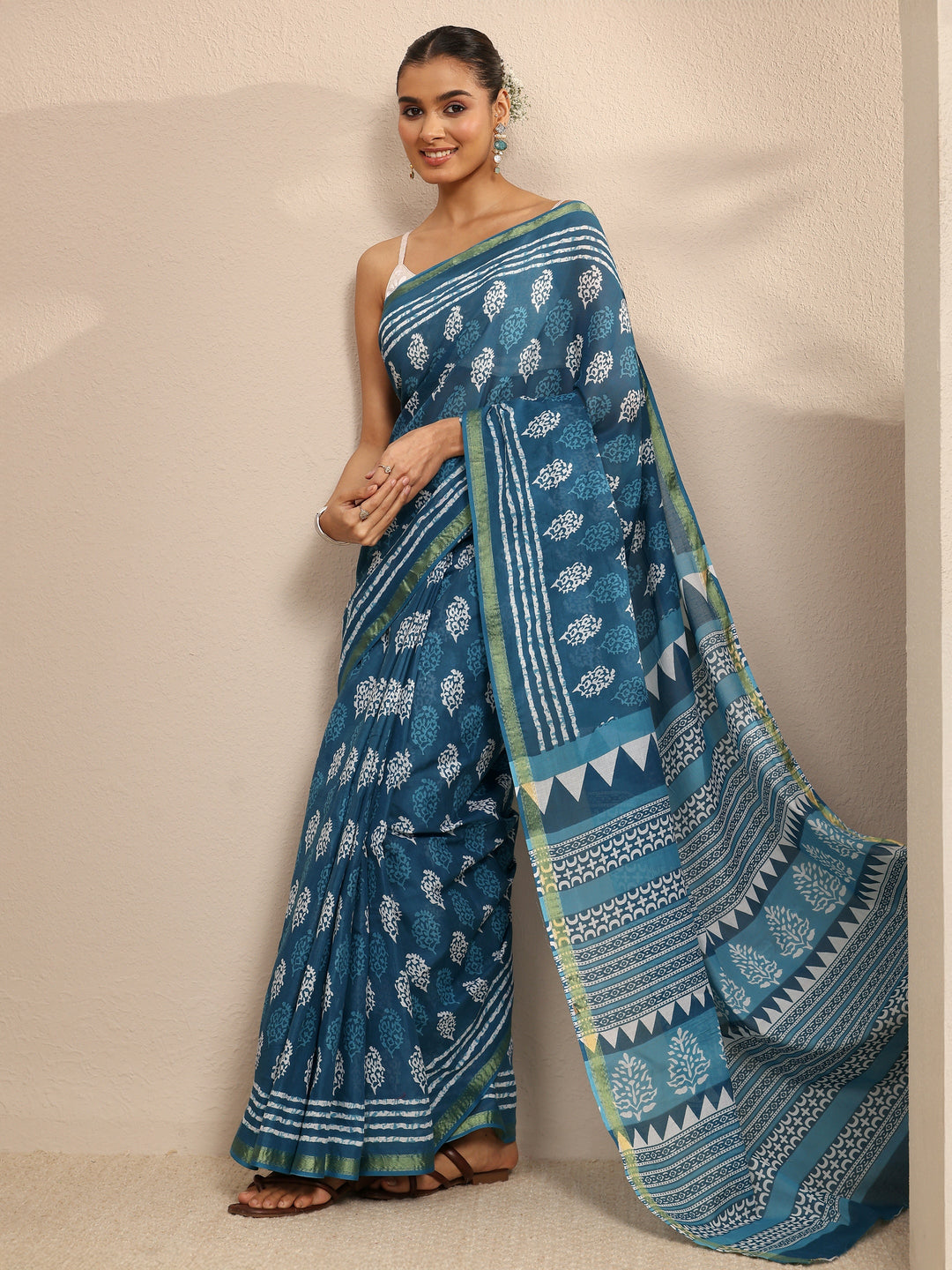 Blue Ethnic Motifs Printed Cotton Blend Saree With Unstitched Blouse Piece