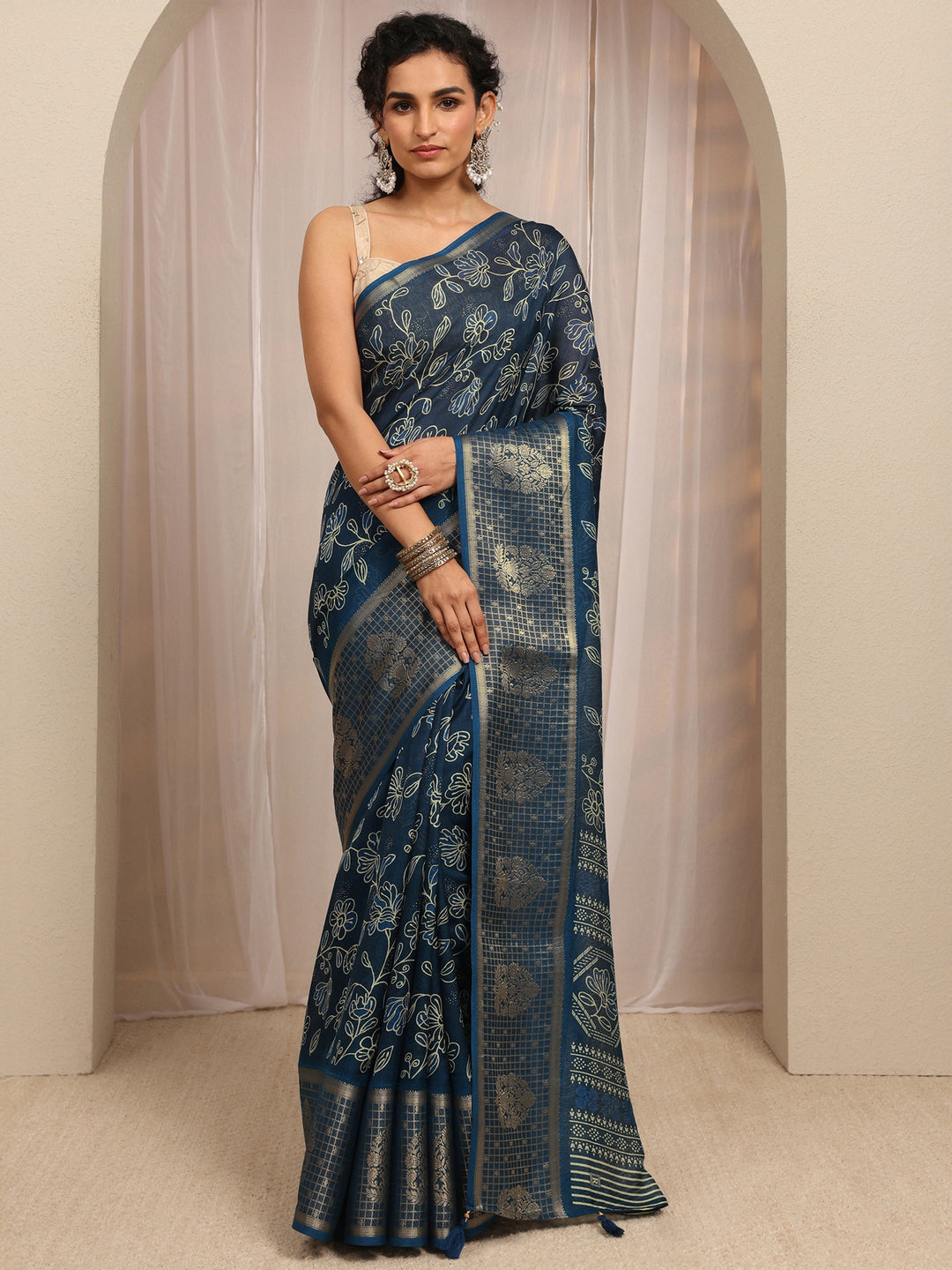Blue Floral Printed Silk Blend Saree With Unstitched Blouse Piece