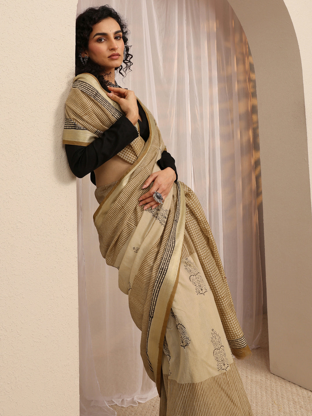Brown Printed Cotton Blend Saree With Unstitched Blouse Piece