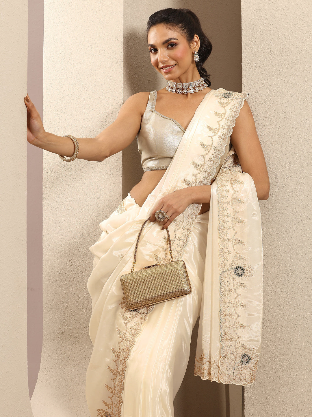 Cream Embroidered Silk Blend Saree With Unstitched Blouse Piece