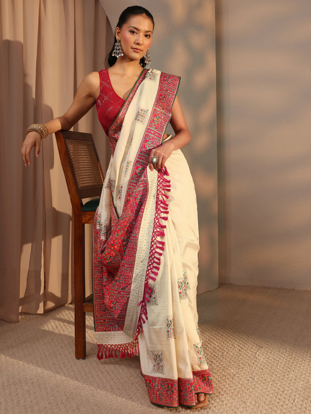 Cream Ethnic Motifs Embroidered Silk Blend Saree With Unstitched Blouse Piece