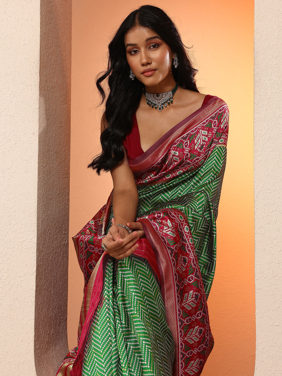 Green Chevron Woven Design Silk Blend Saree With Unstitched Blouse Piece