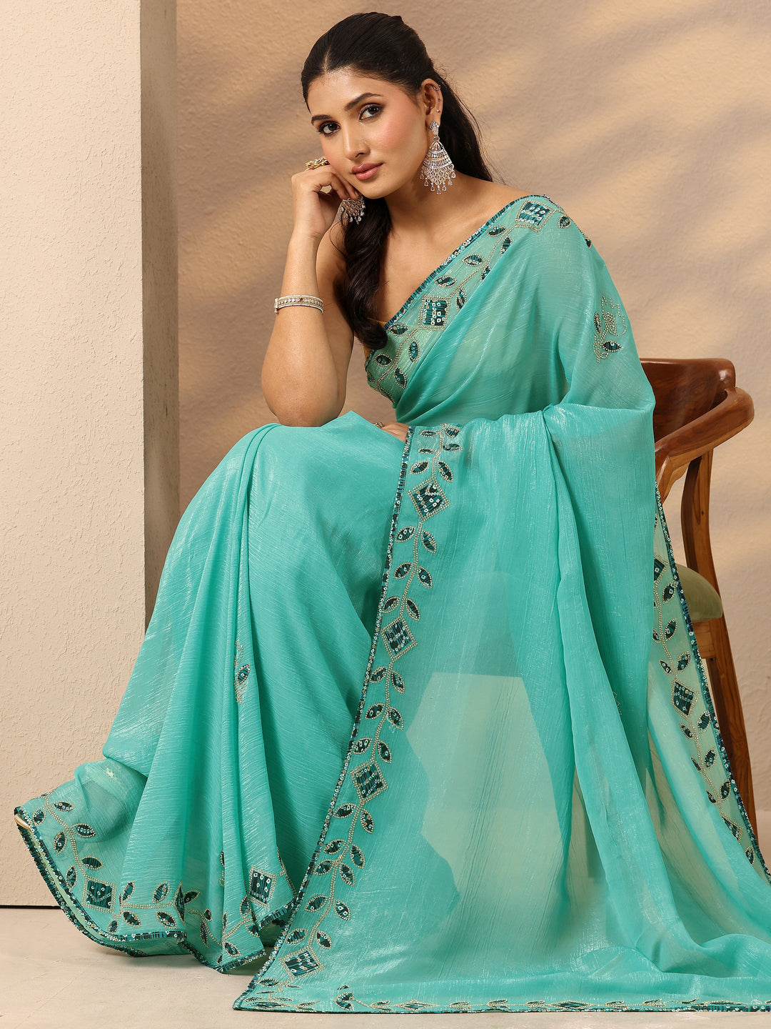 Green Embellished Silk Blend Saree With Unstitched Blouse Piece