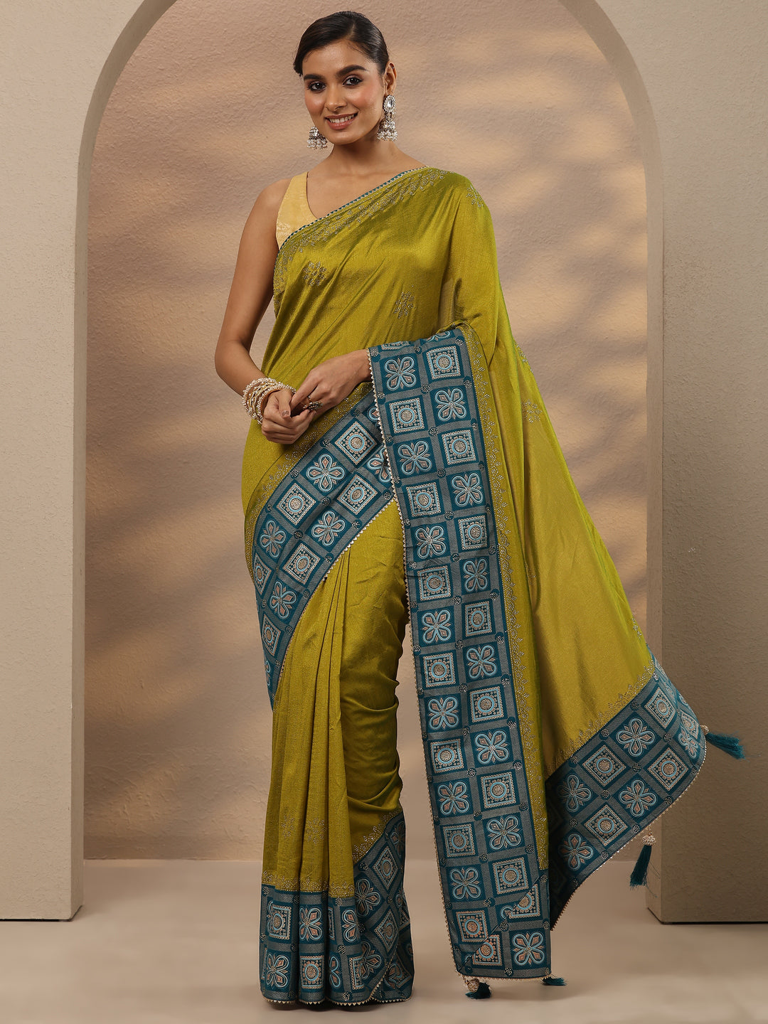 Green Embellished Silk Blend Saree With Unstitched Blouse Piece