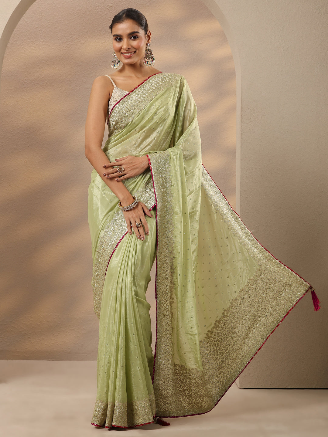 Green Embellished Silk Blend Saree With Unstitched Blouse Piece