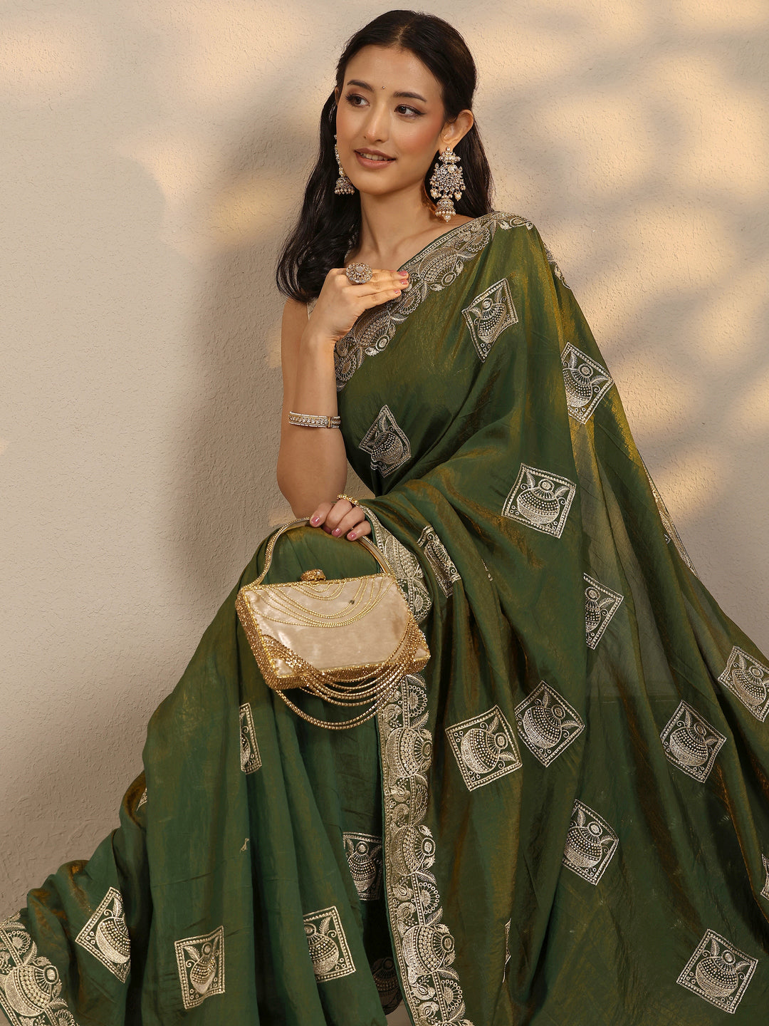 Green Embellished Silk Blend Saree With Unstitched Blouse Piece