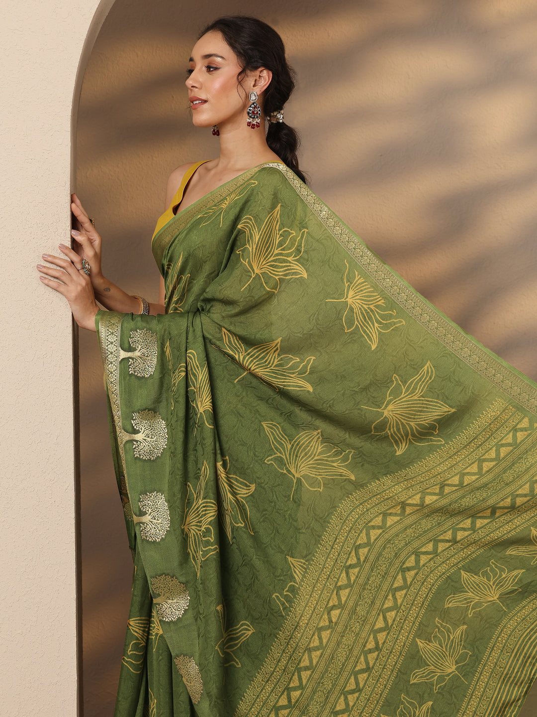 Green Embellished Silk Blend Saree With Unstitched Blouse Piece