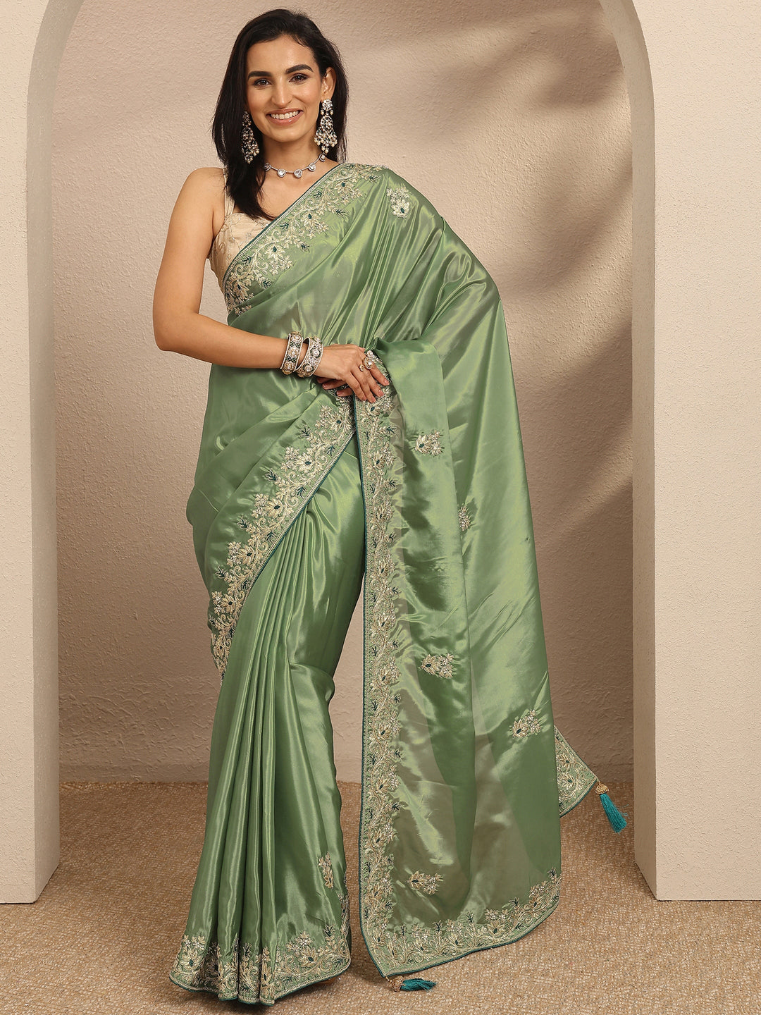Green Embroidered Silk Blend Saree With Unstitched Blouse Piece