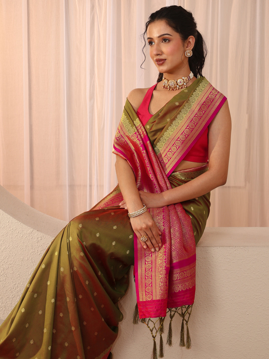 Green Ethnic Motif Self Design Silk Blend Saree