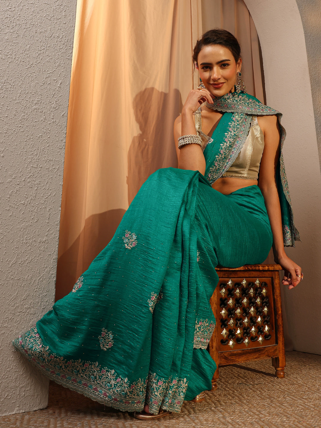 Green Floral Embellished Silk Blend Saree With Unstitched Blouse Piece