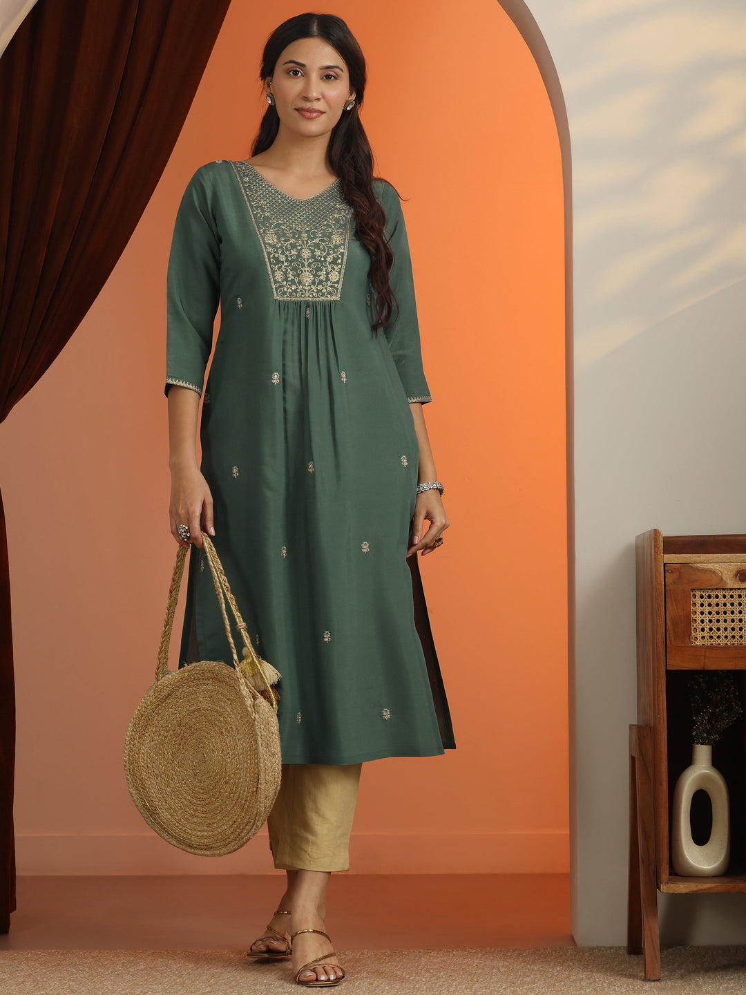 Green Floral Embroidered Silk Blend Straight Kurta