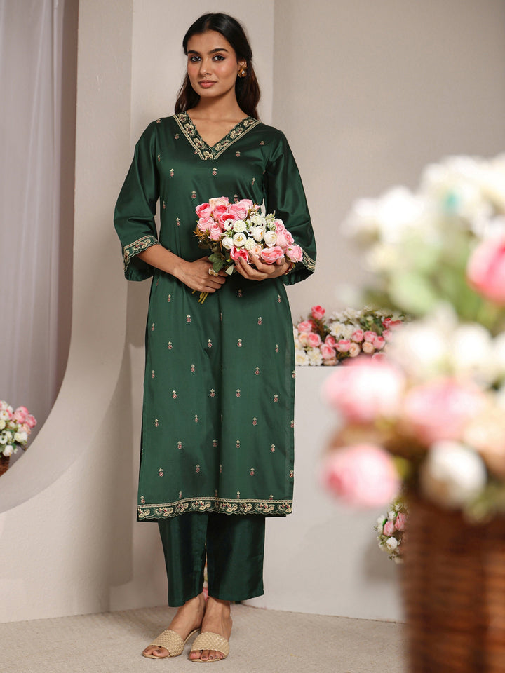 Green Floral Embroidered Silk Blend Straight Kurta