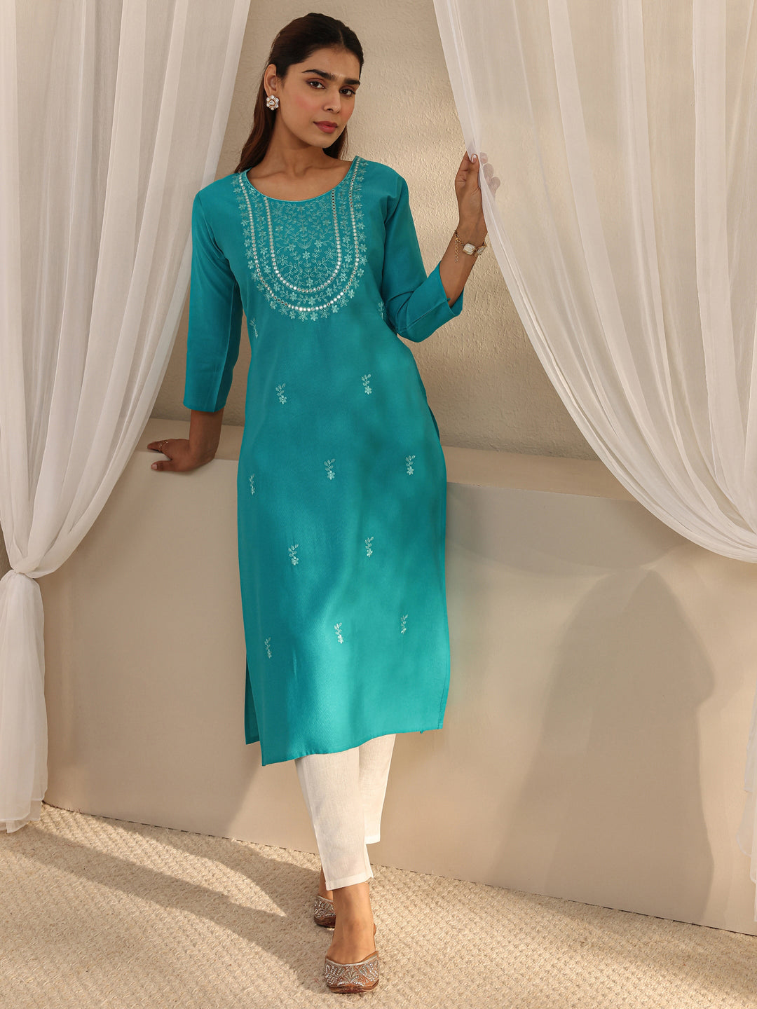 Green Floral Embroidered Silk Blend Straight Kurta