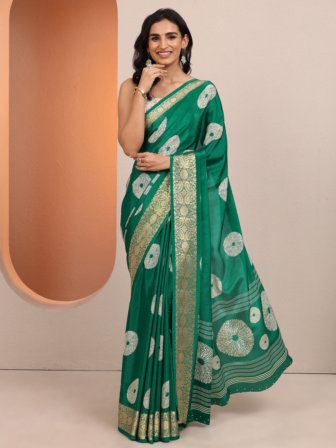 Green Geometric Printed Silk Blend Saree With Unstitched Blouse Piece