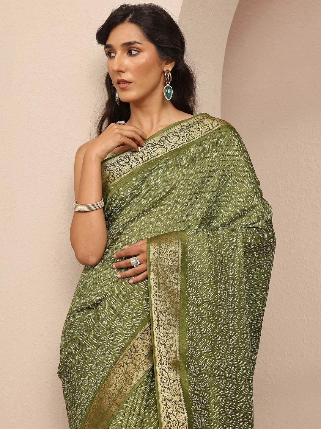 Green Geometric Printed Silk Blend Saree With Unstitched Blouse Piece