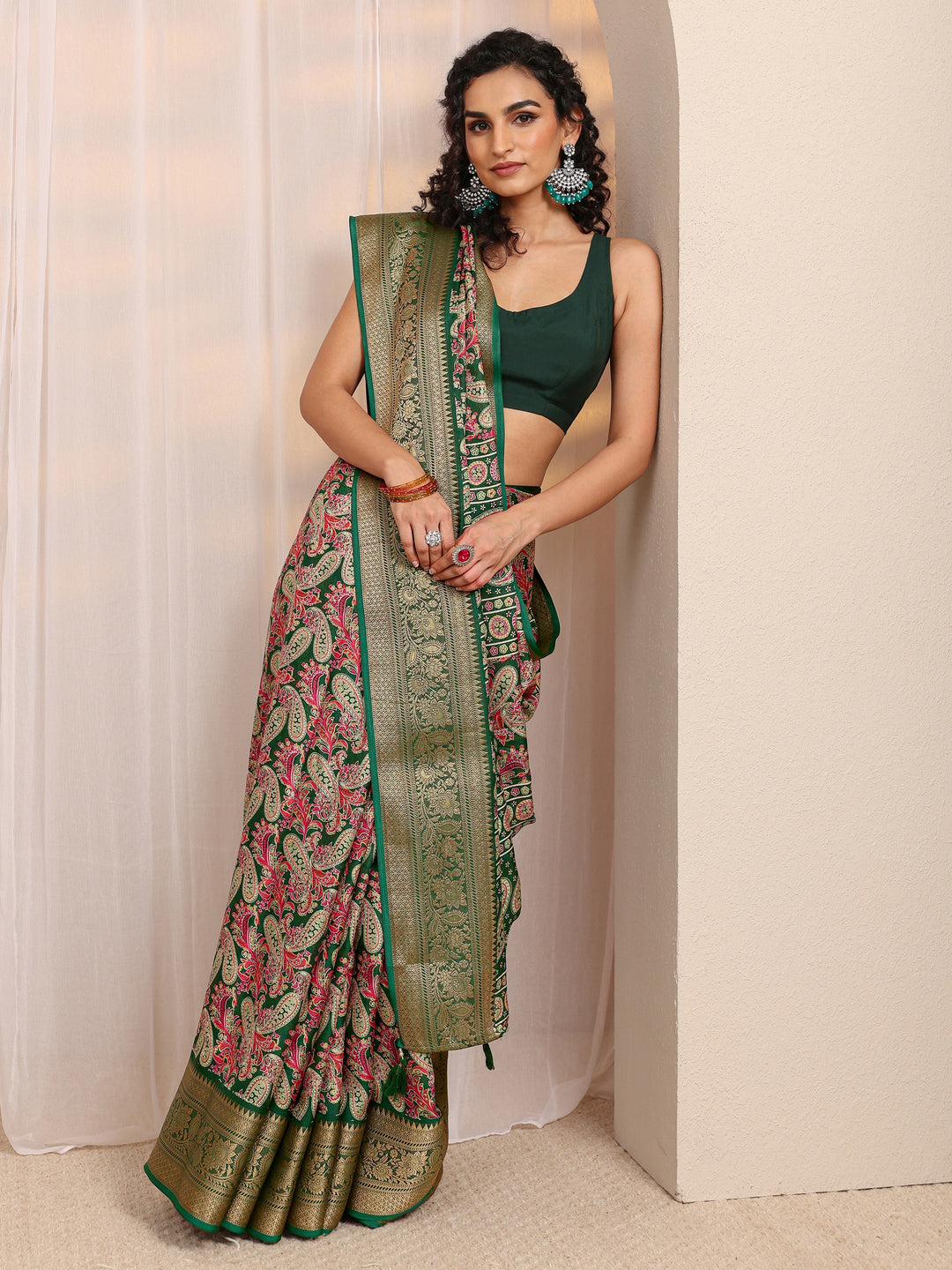 Green Paisley Printed Silk Blend Saree 
With Unstitched Blouse Piece