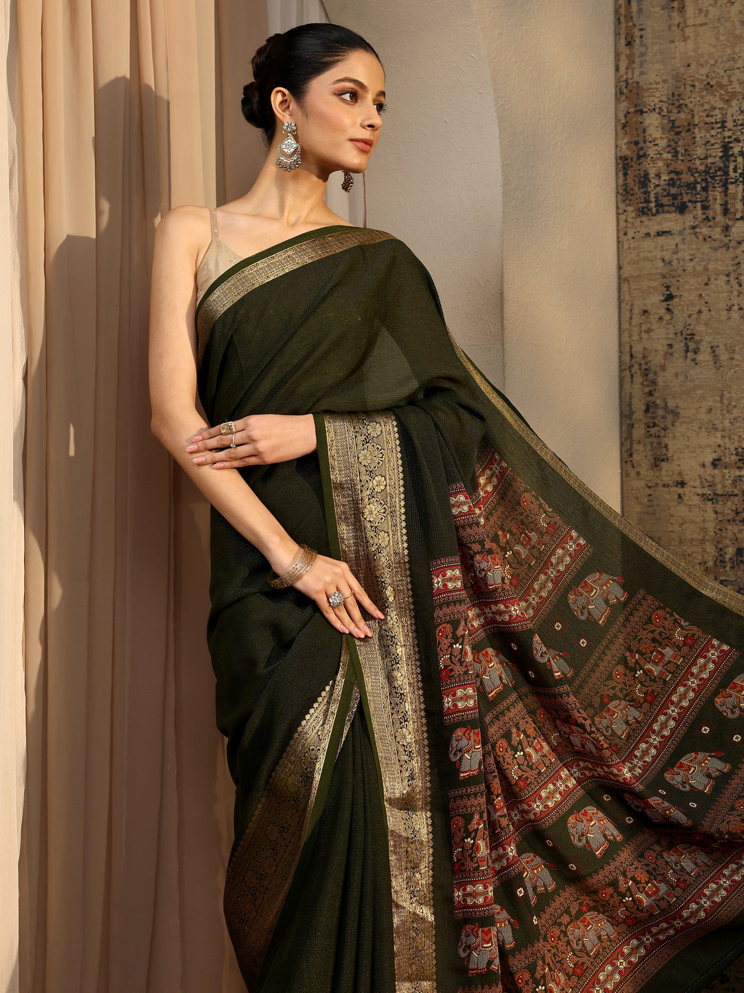 Green Solid Silk Blend Saree With Unstitched Blouse Piece