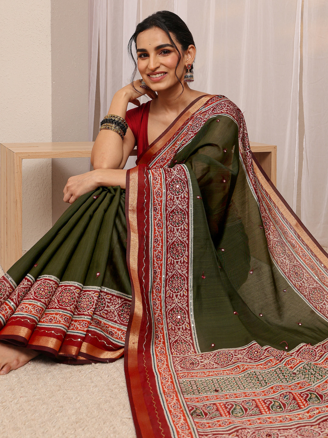 Green Solid Silk Blend Saree With Unstitched Blouse Piece