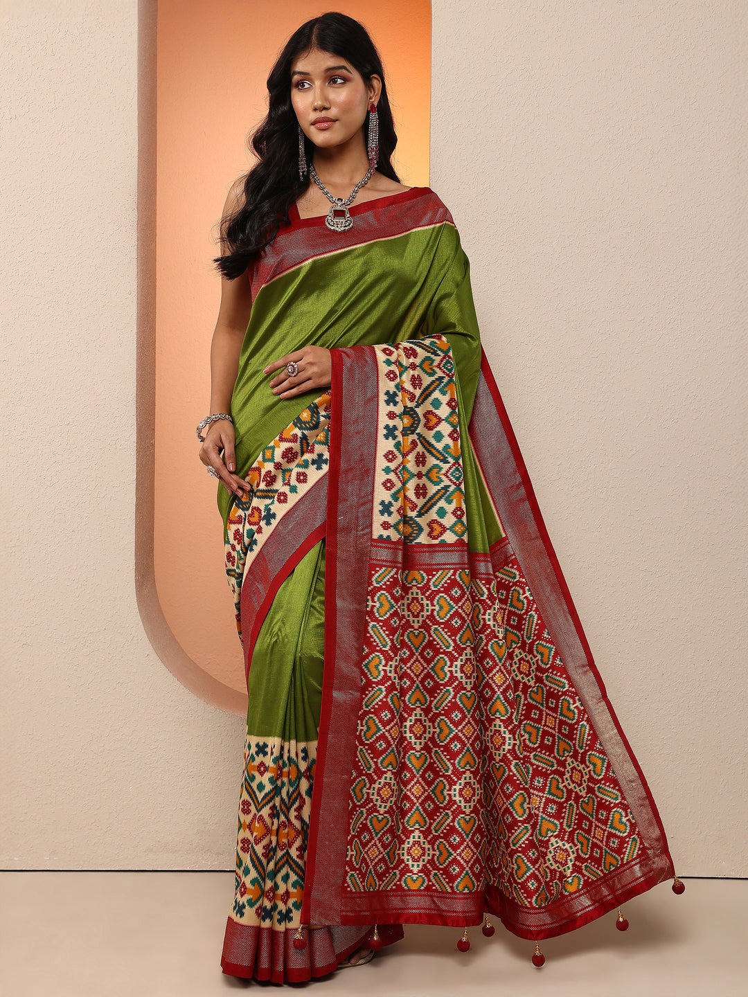 Green Solid Silk Blend Saree With Unstitched Blouse Piece