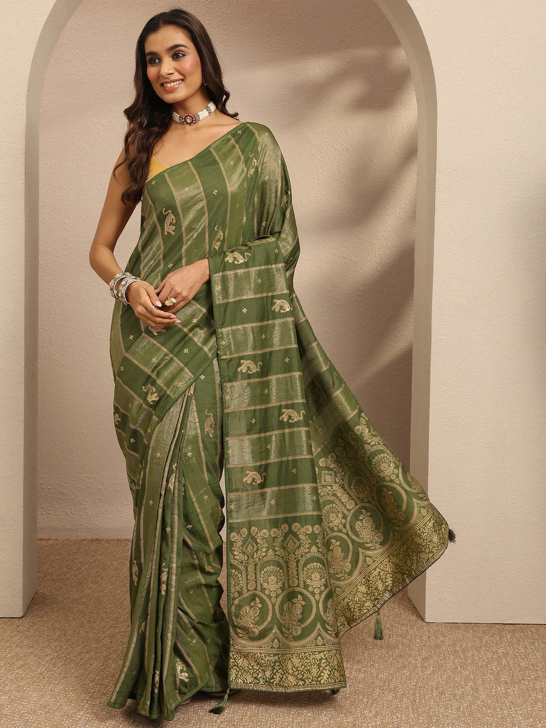 Green Woven Design Banarsi Silk Blend Saree With Unstitched Blouse Piece