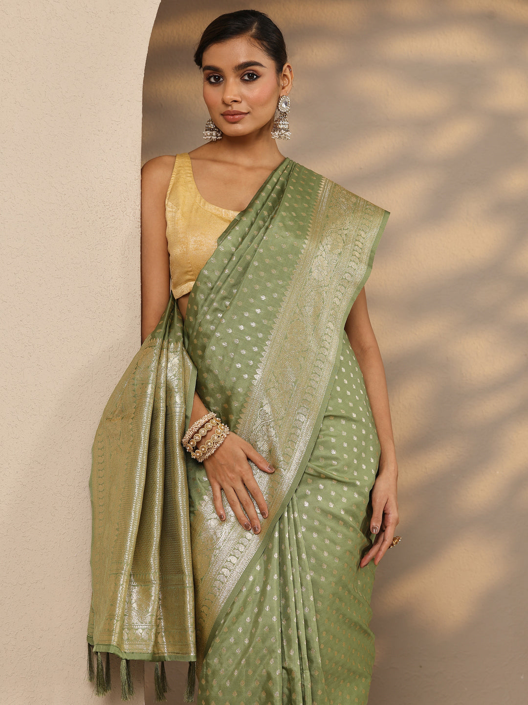 Green Woven Design Silk Blend Saree With Unstitched Blouse Piece