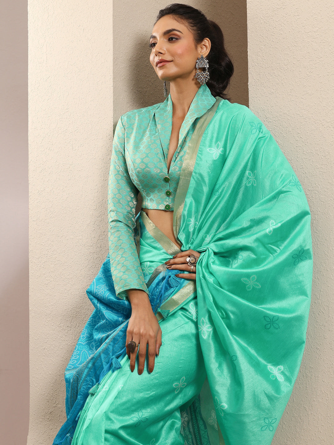 Green Woven Design Silk Blend Saree With Unstitched Blouse Piece