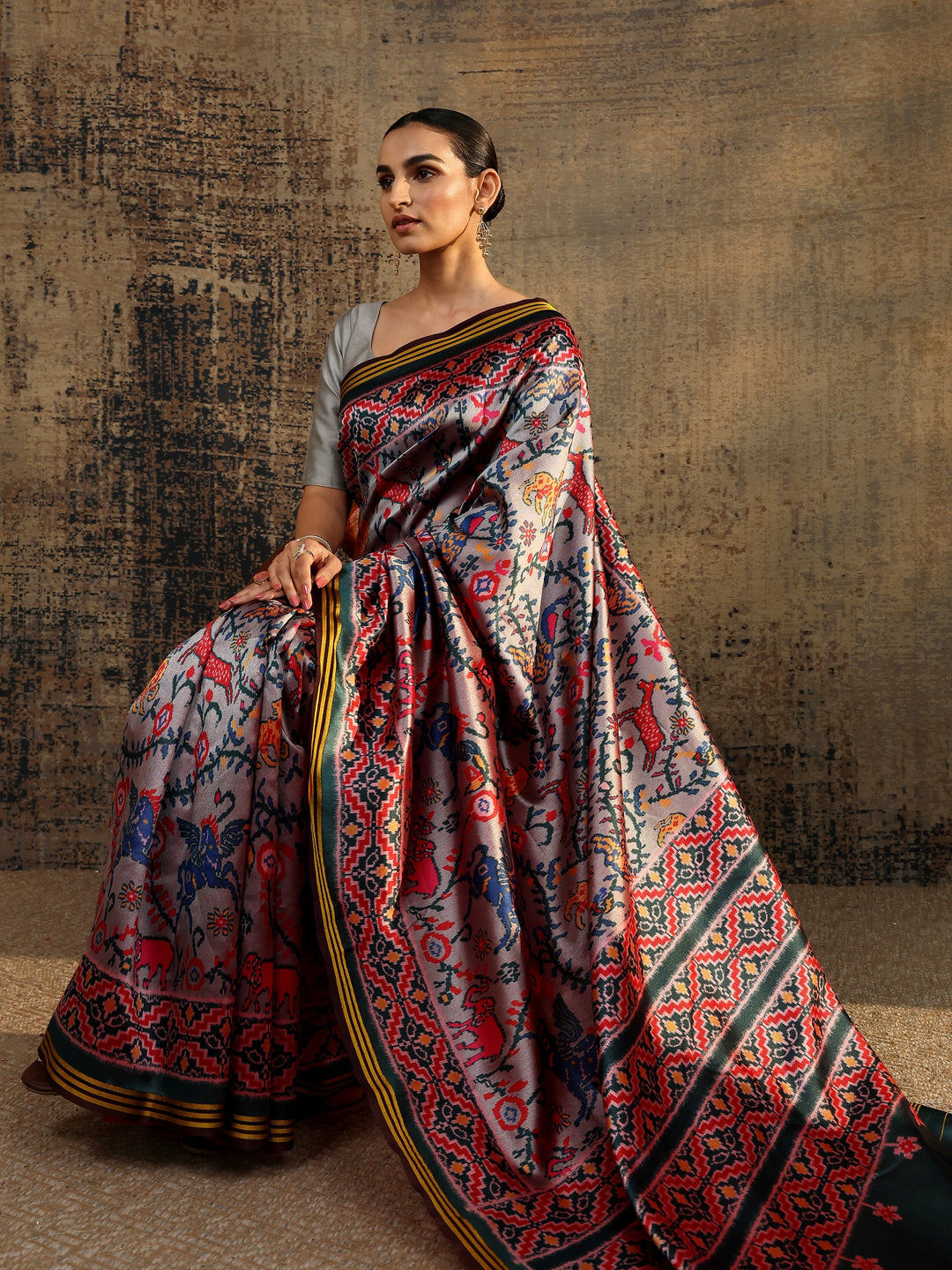 Grey Abstract Printed Silk Saree With Unstitched Blouse Piece